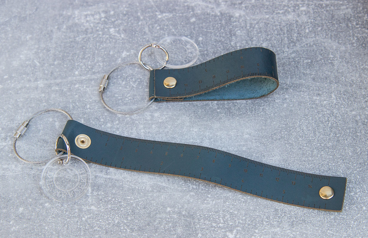 Mercerie - Schlüsselanhänger mit Ledermaßband und Acryllogo